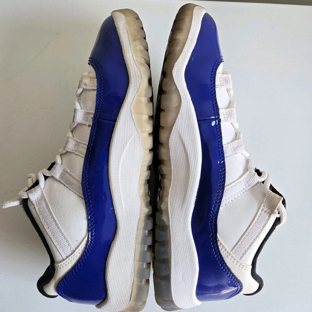 Nike Air Jordan 11 Low Retro White Blue Concord 580522-100 Boys Youth‎ Size 2Y